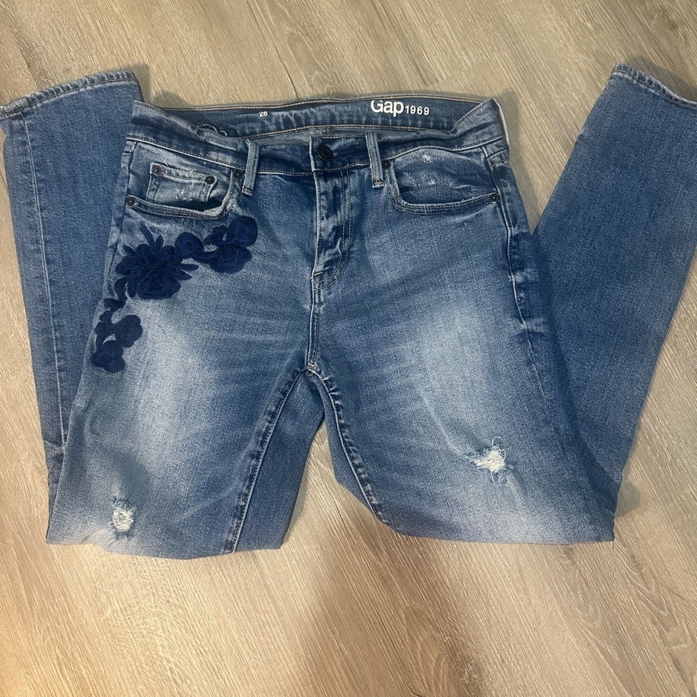 💕GAP Blue Skinny Jeans with Distressing and Embroidery Size 26